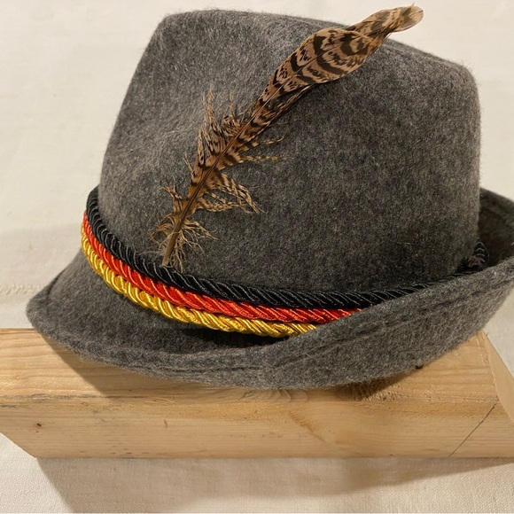 Men’s gray felt hat - Bavarian / Oktoberfest / German with feather/ plume - Picture 1 of 7